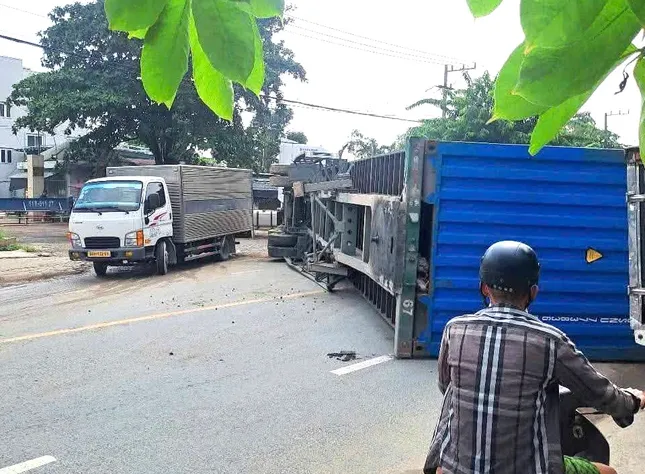 Người đàn ông thoát chết khi xe máy bị thùng container bất ngờ đè bẹp ảnh 4