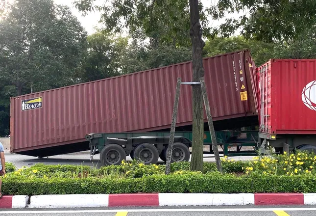 Xe đầu kéo container bay mất cabin khi va chạm trên đường ảnh 2