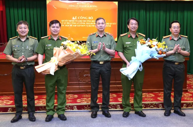 Công bố quyết định của Bộ trưởng Bộ Công an về công tác cán bộ ảnh 1