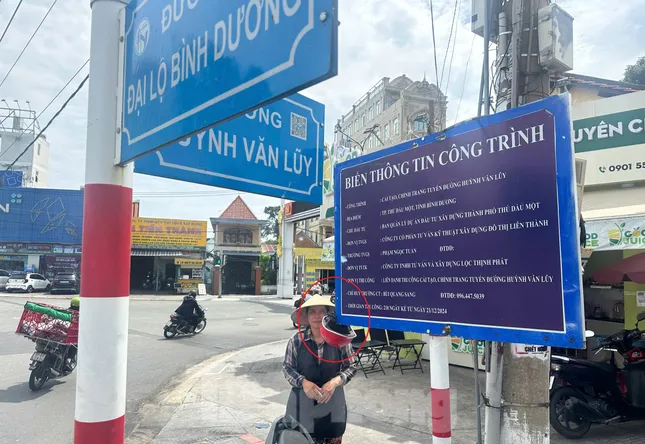 Nhiều người đi đường bị chảy máu đầu vì bảng thông tin công trình trên vỉa hè ảnh 1