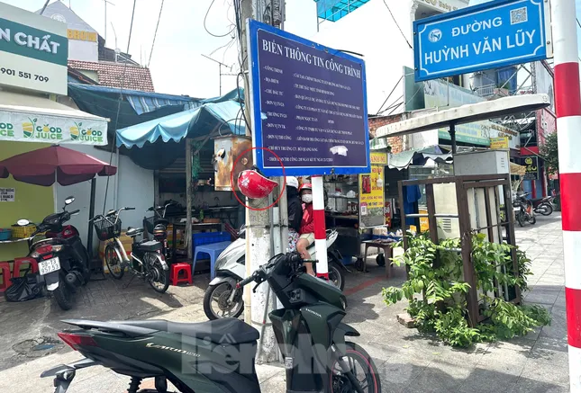 Nhiều người đi đường bị chảy máu đầu vì bảng thông tin công trình trên vỉa hè ảnh 2
