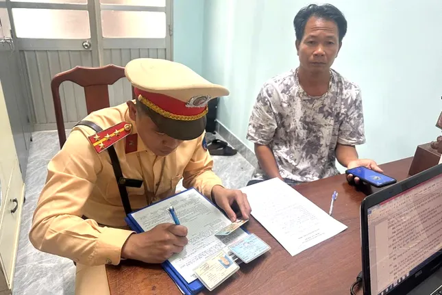 Tin mới nhất vụ tài xế lái ô tô sai luật còn tấn công người ghi hình ở TPHCM ảnh 1