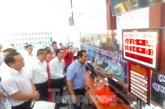 Chủ tịch UBND TPHCM ‘hỏi xoáy’ cán bộ phường khi khảo sát vận hành chính quyền hai cấp ảnh 1