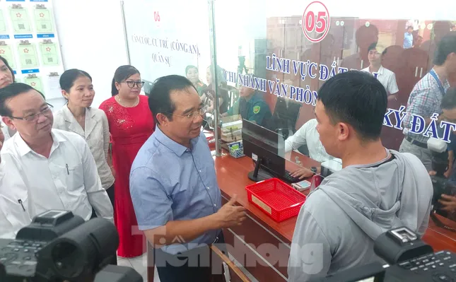 Chủ tịch UBND TPHCM ‘hỏi xoáy’ cán bộ phường khi khảo sát vận hành chính quyền hai cấp ảnh 3