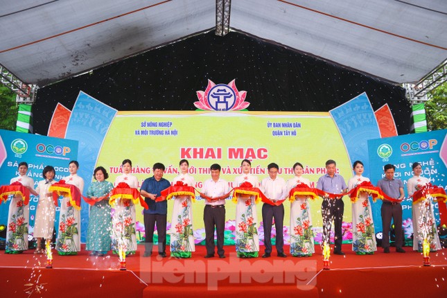 Đặc sản của hơn 20 tỉnh thành có mặt tại tuần hàng sản phẩm OCOP, làng nghề tại Tây Hồ ảnh 1