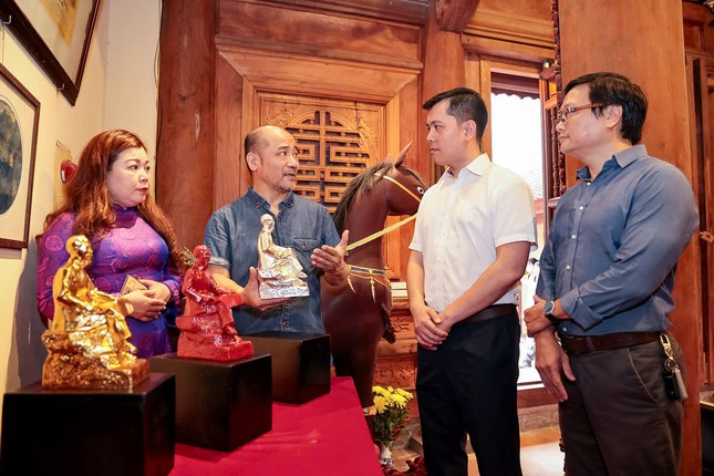 Đặc sắc thủ công truyền thống với ‘Sắc son’ ảnh 4