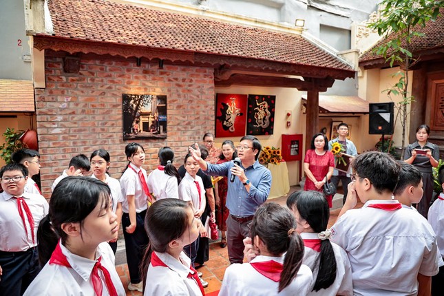 Đặc sắc thủ công truyền thống với ‘Sắc son’ ảnh 5