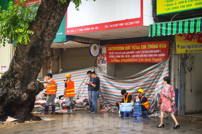 Bùn đất vẫn tuôn trào ra phố từ dự án metro Nhổn - ga Hà Nội ảnh 3