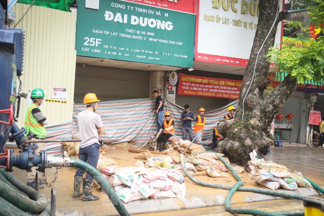 Bùn đất vẫn tuôn trào ra phố từ dự án metro Nhổn - ga Hà Nội ảnh 1