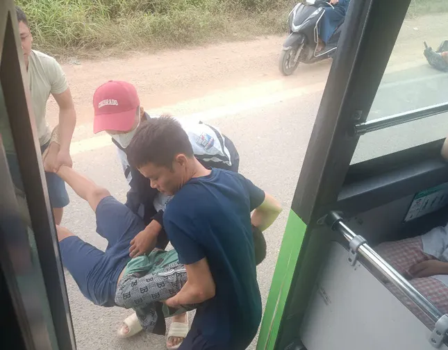 Nhân viên xe buýt đưa người bị tai nạn giao thông đi cấp cứu ảnh 1