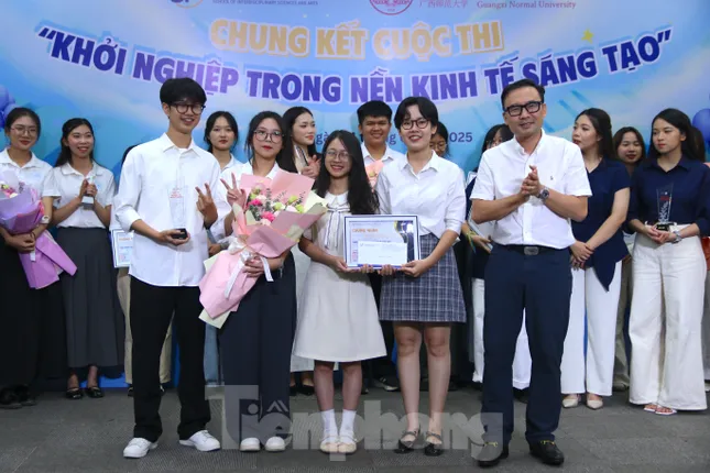 Nhóm sinh viên đoạt giải nhất cuộc thi khởi nghiệp với dự án làm mới Tiếng Việt ảnh 1