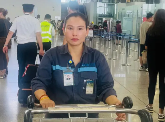 Khách Hàn Quốc quên cả bọc tiền trên xe đẩy sân bay Nội Bài ảnh 2