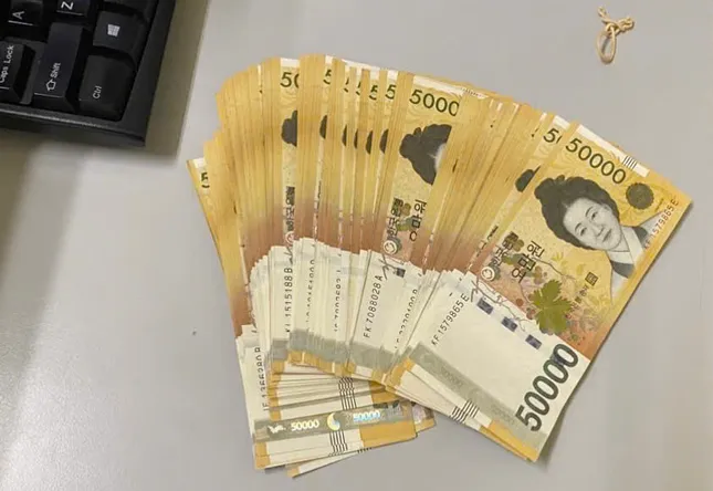 Khách Hàn Quốc quên cả bọc tiền trên xe đẩy sân bay Nội Bài ảnh 1