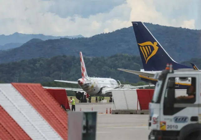 Chấn động vụ việc người đàn ông bị hút vào động cơ máy bay Volotea ảnh 2