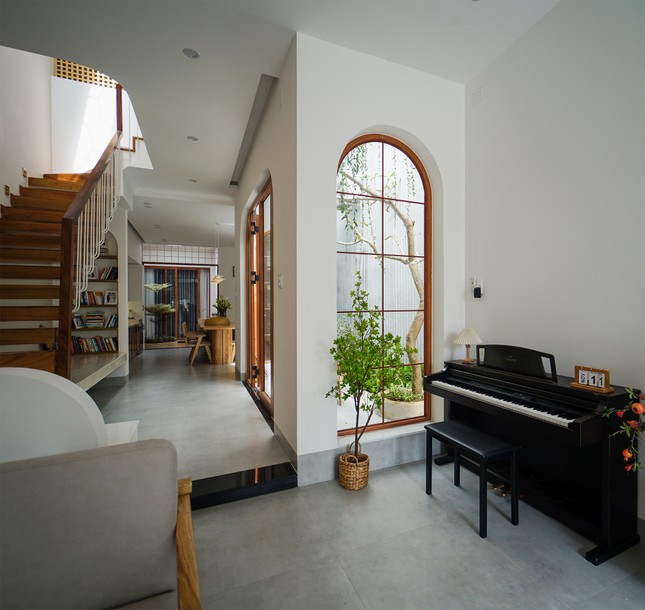 Những đường cong mềm mại trong ngôi nhà phố ở Kon Tum ảnh 6