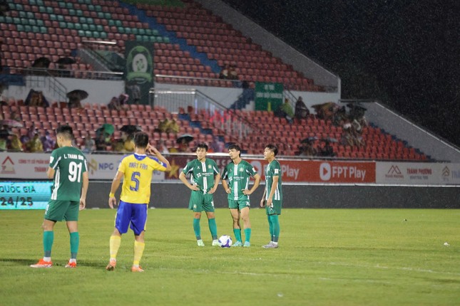 Công Phượng &apos;lên đồng&apos;, tiếp tục lập siêu phẩm đá phạt ở giải hạng Nhất ảnh 2