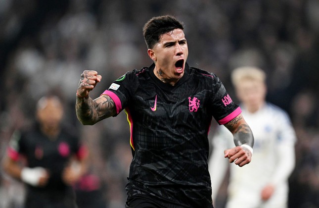Chelsea thắng nhọc nhằn, Man United đánh rơi chiến thắng ảnh 1