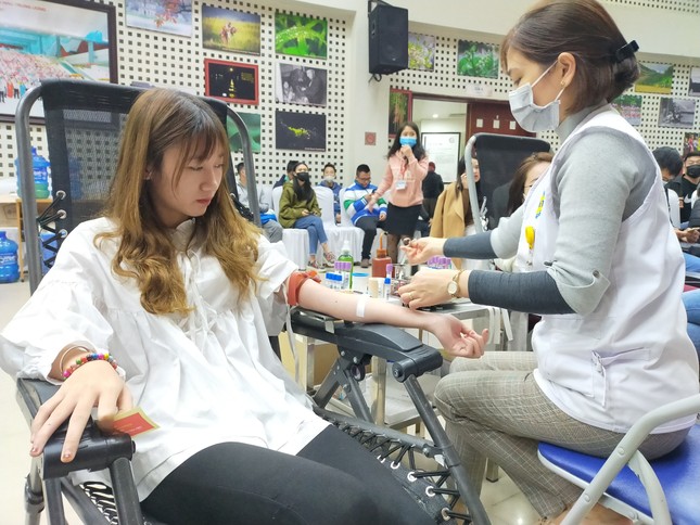 Bệnh viện thiếu máu, bạn trẻ không ngại dịch corona hiến máu tình nguyện ảnh 2