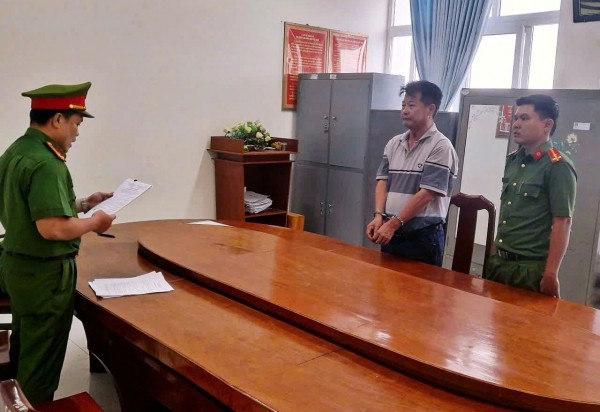 Bắt hai cha con phối hợp lừa người phụ nữ hơn 10 tỷ đồng ảnh 2