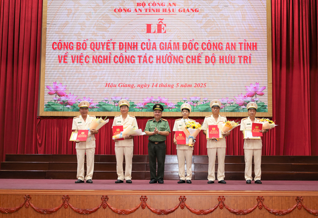 5 lãnh đạo cấp phòng Công an Hậu Giang nghỉ hưu trước tuổi ảnh 1