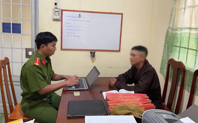Giả nhà sư đi bán nhang, gọi từ thiện ảnh 1