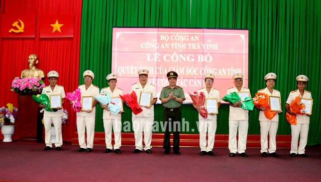 Nhiều lãnh đạo cấp phòng của Công an Trà Vinh nghỉ hưu trước tuổi ảnh 1