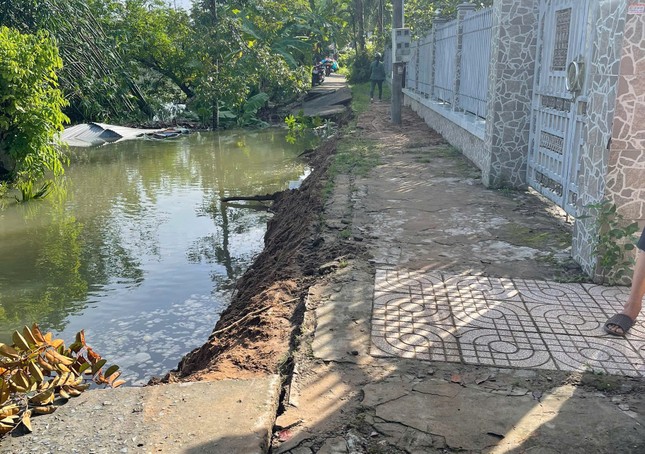 Lại sạt lở tại Hậu Giang làm mất đường giao thông ảnh 2