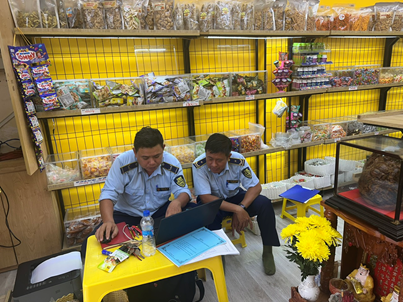 Phát hiện cơ sở bánh tráng hơn 400 sản phẩm không có nguồn gốc, xuất xứ- Ảnh 2.