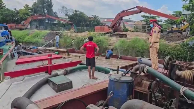 Liên tiếp bắt giữ tàu hút, chở cát lậu ở Vĩnh Long ảnh 2