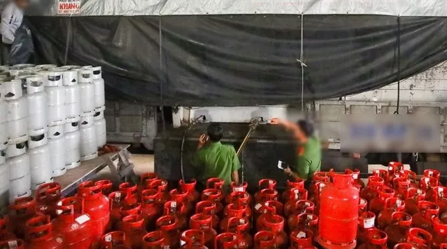 Cần Thơ phát hiện cơ sở làm gas giả, bán thuốc không giấy tờ ảnh 1