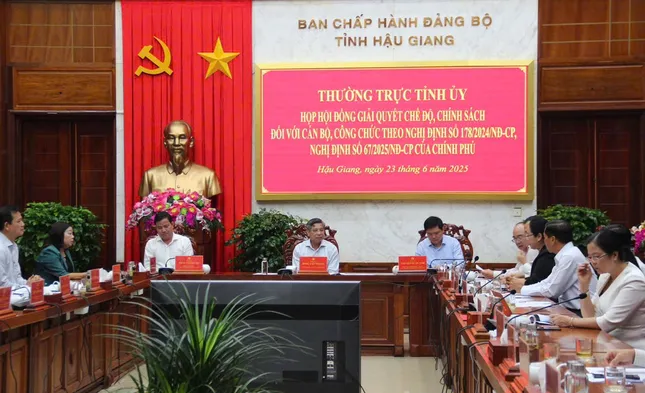 23 cán bộ lãnh đạo ở Hậu Giang nghỉ trước sáp nhập ảnh 1