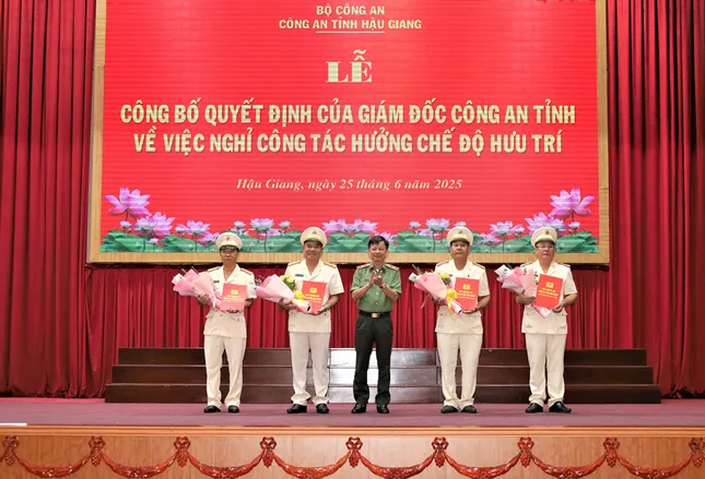 4 lãnh đạo cấp phòng Công an Hậu Giang nghỉ hưu trước tuổi ảnh 1