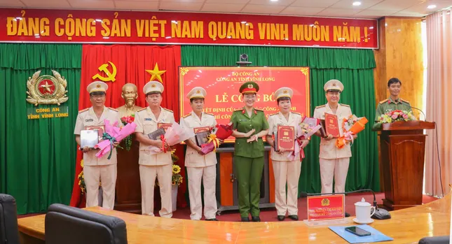 Nhiều lãnh đạo cấp phòng, cấp đội Công an Vĩnh Long nghỉ hưu ảnh 1
