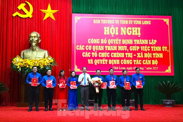 Vĩnh Long công bố lãnh đạo các cơ quan Đảng sau hợp nhất ảnh 3