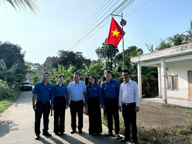 Thanh niên Cần Thơ làm 50 km đường cờ Tổ quốc trong ngày khởi động Tháng Thanh niên ảnh 2