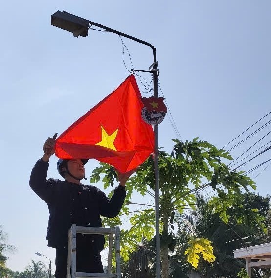 Thanh niên Cần Thơ làm 50 km đường cờ Tổ quốc trong ngày khởi động Tháng Thanh niên ảnh 1