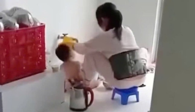 Xác minh clip nhân viên trường mầm non nhồi thức ăn cho trẻ ảnh 1