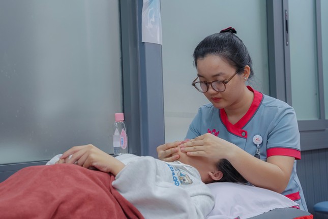 Hai bệnh nhi bị liệt mặt vì nằm quạt và máy lạnh ảnh 1