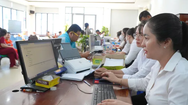 Hơn 200 cán bộ Đồng Tháp chưa phải chuyển chỗ làm việc ảnh 2
