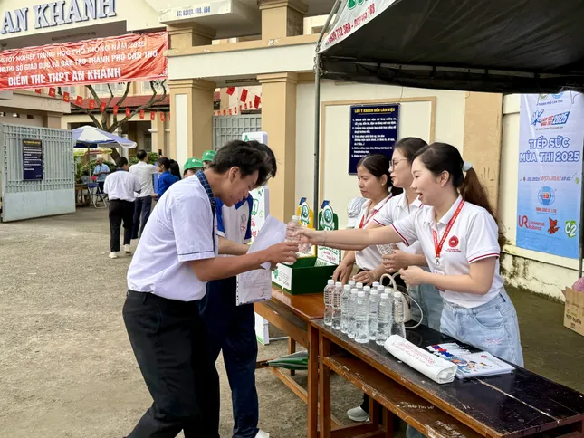 Sỹ tử hoàn thành 'môn thi áp lực nhất': Cập nhật đề thi, giải đề Toán ảnh 3