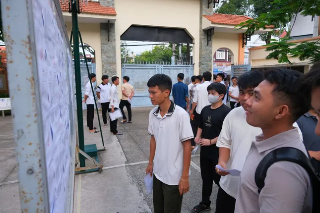 Sỹ tử hoàn thành 'môn thi áp lực nhất': Cập nhật đề thi, giải đề Toán ảnh 2