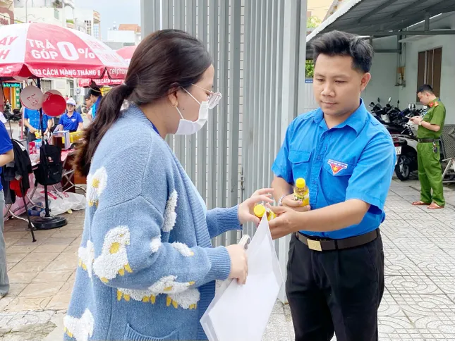 Hai anh em ruột ở Cần Thơ nhiều năm tiếp sức sĩ tử ảnh 1