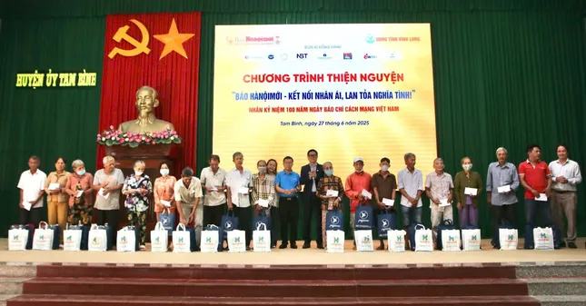 100 phần quà đến với người dân nghèo, khó khăn tại Vĩnh Long ảnh 2