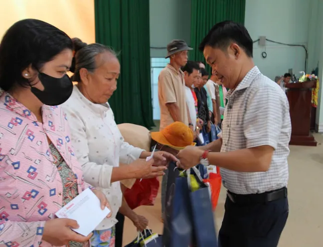 100 phần quà đến với người dân nghèo, khó khăn tại Vĩnh Long ảnh 1