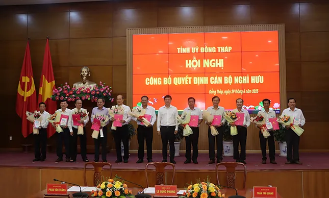 Đồng Tháp trao quyết định nghỉ hưu cho 39 cán bộ chủ chốt tỉnh ảnh 1