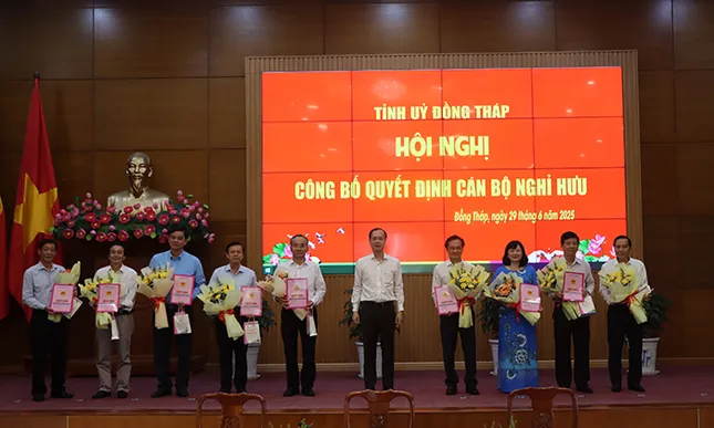 Đồng Tháp trao quyết định nghỉ hưu cho 39 cán bộ chủ chốt tỉnh ảnh 2