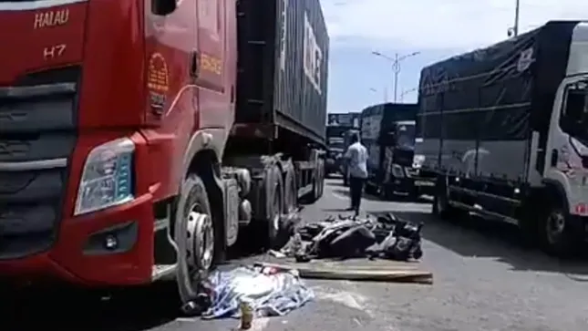  Xe đầu kéo va chạm xe máy trên Quốc lộ 1A, người đàn ông ngã ra đường tử vong ảnh 1