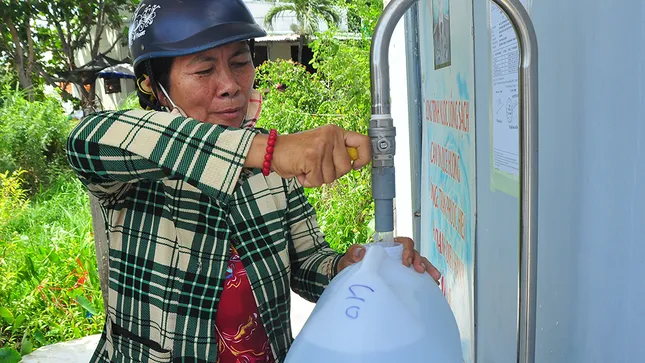 Đầu tư gần 200 triệu mua máy lọc nước mặn thành ngọt tặng miễn phí cho dân ảnh 2