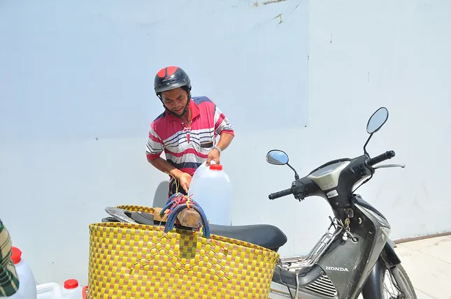 Đầu tư gần 200 triệu mua máy lọc nước mặn thành ngọt tặng miễn phí cho dân ảnh 11
