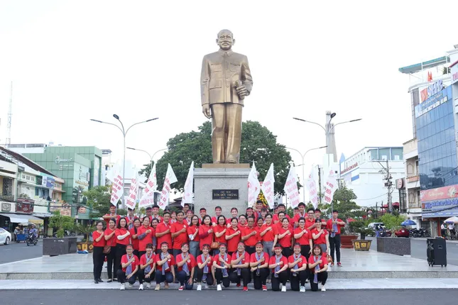 Nhiều hoạt động ý nghĩa của Hành trình Đỏ tại quê hương Bác Tôn ảnh 2